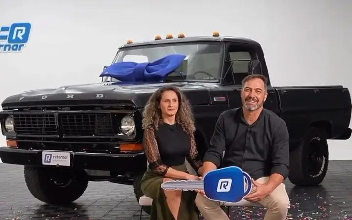 José Adair Fagundes recebendo a Ford F-1000 Turbo da Retornar