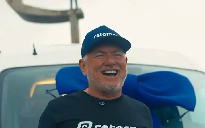 Charles Santos recebendo o Motorhome Renault Master da Retornar